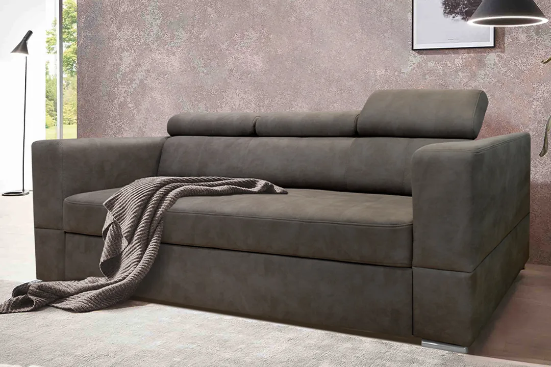 Троседот е удобен и просторен мебел, идеален за опуштање и создавање на топла атмосфера во дневната соба.-Almak