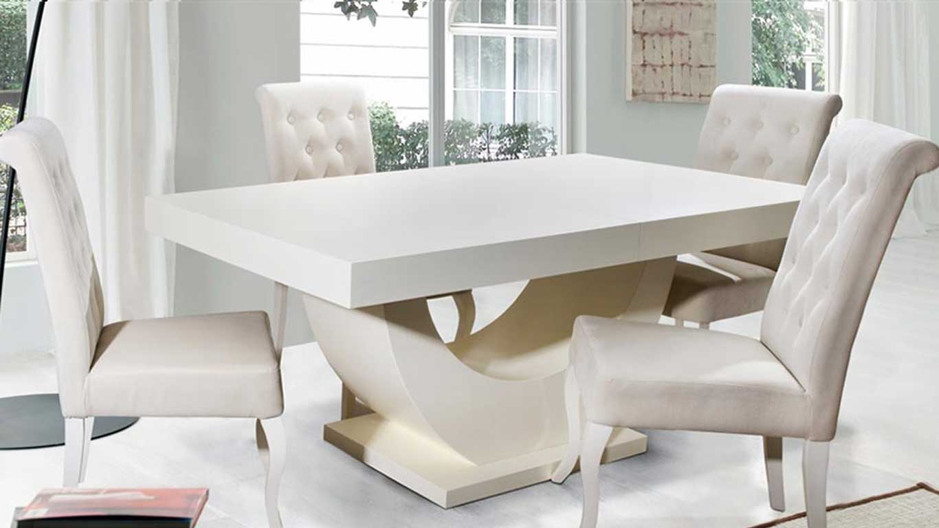 Трпезариска маса со четири столчиња во модерен дизајн, идеална за семејни оброци и собирања.